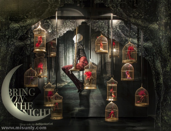 De-Bijenkorf-Holiday-Windows-by-UXUS-Amsterdam-Netherlands-03