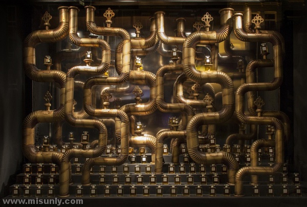 De-Bijenkorf-Holiday-Windows-by-UXUS-Amsterdam-Netherlands-10